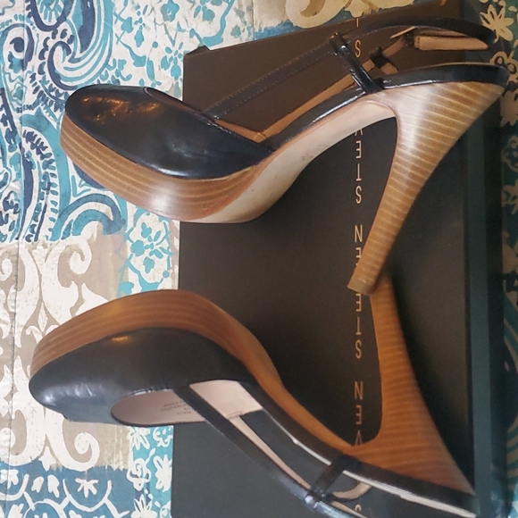 Black heel shoes come with extra bottom for the heel - Picture 5 of 8